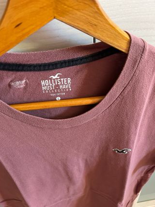 Camisetas Hollister blanca, verde y malva