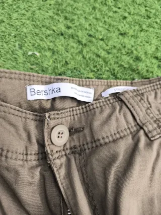 Pantalón Bershka verde oliva talla S