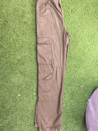 Pantalón Bershka verde oliva talla S