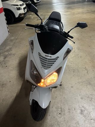 Moto Scooter, daelim S2.de carretera.