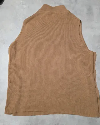 Maglia smanicata cammello con bottoni