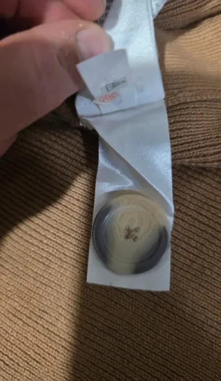 Maglia smanicata cammello con bottoni