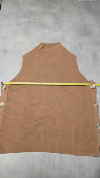 Maglia smanicata cammello con bottoni