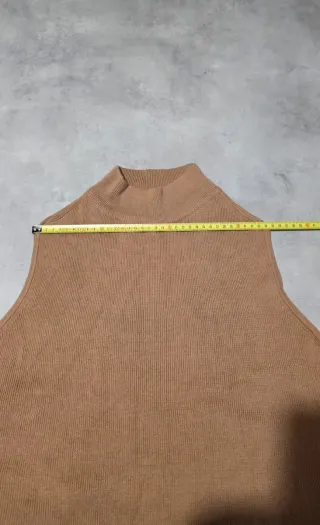 Maglia smanicata cammello con bottoni