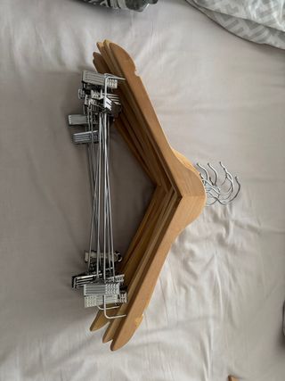 Lote de 11 perchas de madera con pinzas