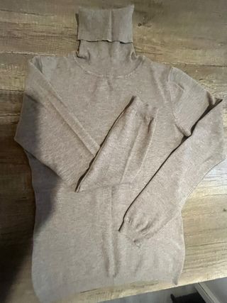 Blusa de cuello alto beige