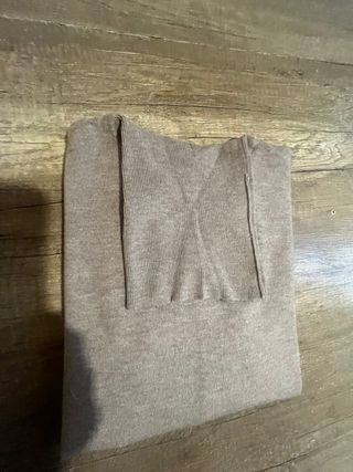 Blusa de cuello alto beige