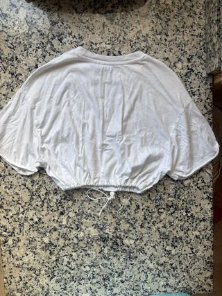 Camiseta blanca crop top con cordón