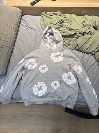 Sudadera Denim Tears Gris con Detalles Blancos