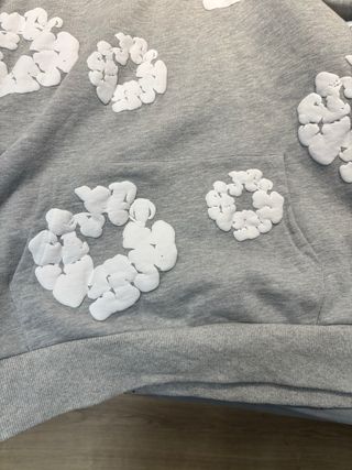 Sudadera Denim Tears Gris con Detalles Blancos