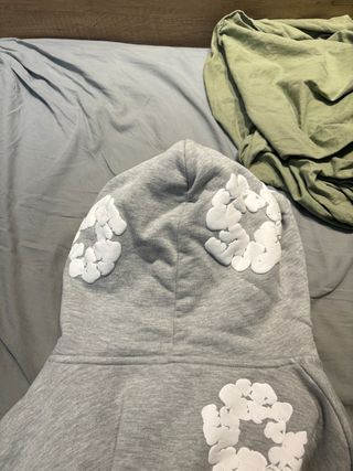 Sudadera Denim Tears Gris con Detalles Blancos