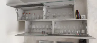 Vetrine moderne soggiorno grigio e bianco