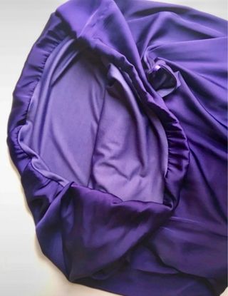 Vestido fiesta morado corte globo.