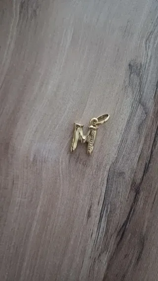 Charm letra M bañada en oro 18k Uno de 50