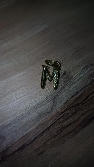 Charm letra M bañada en oro 18k Uno de 50
