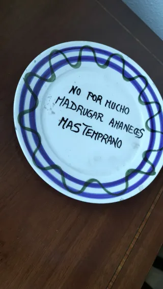 Plato de cerámica decorado con frase