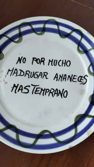 Plato de cerámica decorado con frase