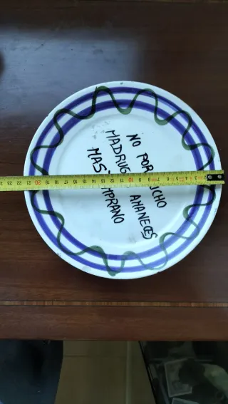 Plato de cerámica decorado con frase