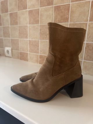 Botines ante tacón cuadrado