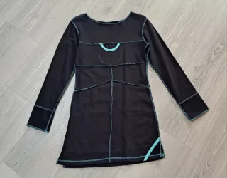 Vestido cálido negro con detalles azules