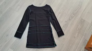 Vestido cálido negro con detalles azules