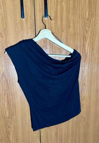 Blusa asimétrica Surkana negra talla M