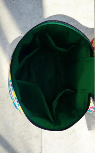 Neceser organizador maquillaje colores vivos.