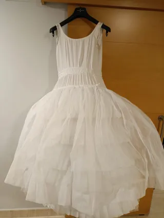 Cancán blanco. Usado 2 veces