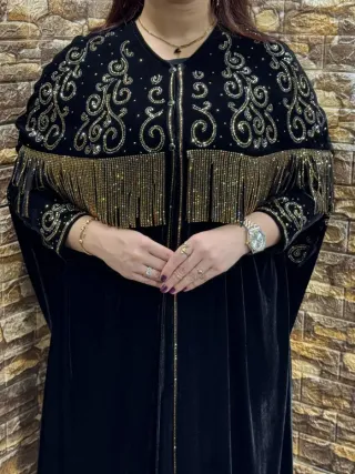 Abaya Negra con Detalles Dorados