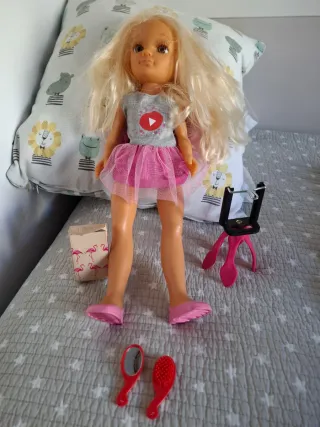 Nancy Youtuber con accesorios