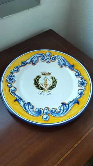 Plato de cerámica Talavera decorado