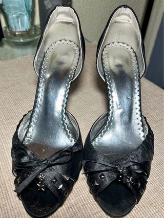 Zapatos de tacón negros raso adornos