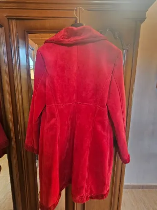 Abrigo rojo con cuello de pelo