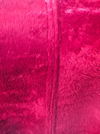 Abrigo rojo con cuello de pelo