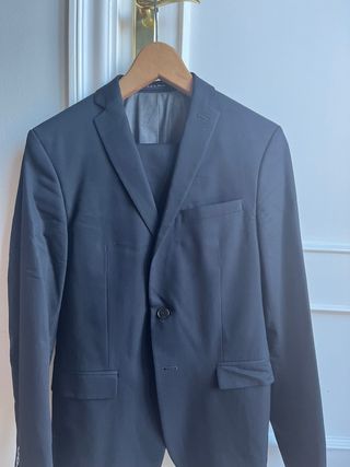 Traje negro marca Zara.