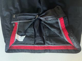 Traje negro marca Zara.