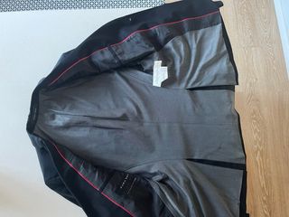 Traje negro marca Zara.