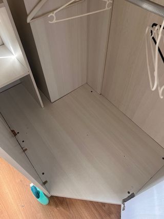 Armario esquinero blanco y morado.