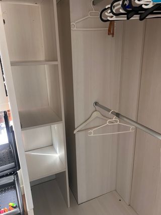 Armario esquinero blanco y morado.