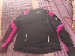 Chaqueta moto chica negra y rosa