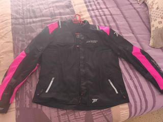 Chaqueta moto chica negra y rosa