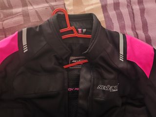 Chaqueta moto chica negra y rosa