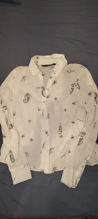 Blusa blanca con estampado de sirenas