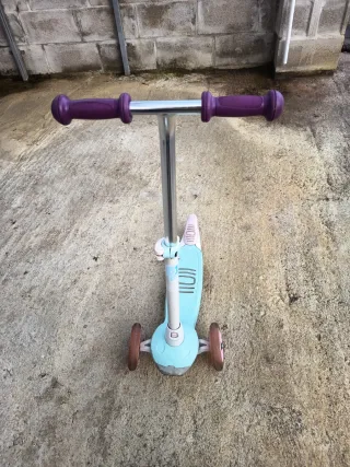 Patinete infantil 3 ruedas morado, rosa y azul.