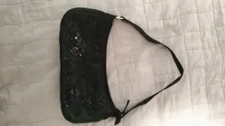 Bolso de mano negro con pedrería