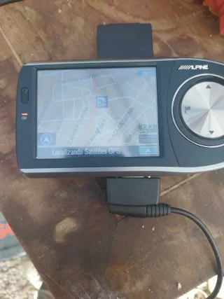 GPS Alpine con cargador y soporte