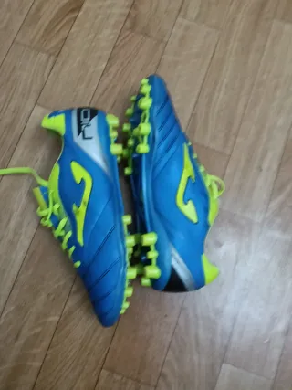 Zapatillas de fútbol azules y verdes