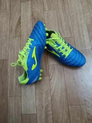 Zapatillas de fútbol azules y verdes