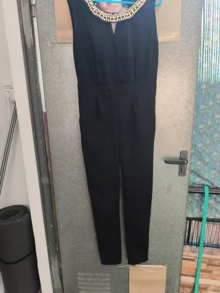 Mono negro fiesta con pedrería