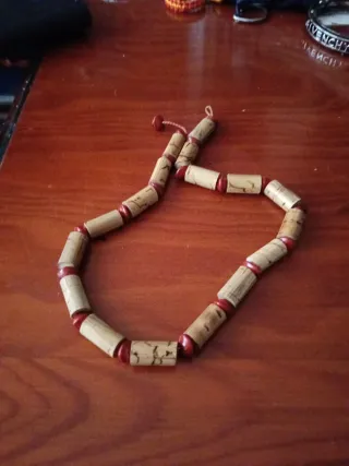 Collar de bambú y cuentas rojas indonesia